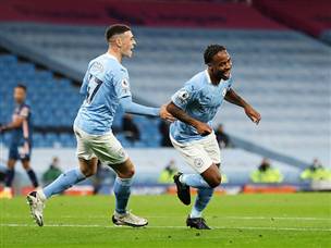 סטרלינג עם שער הניצחון. (GETTY)