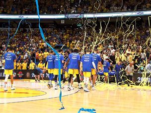 האוהדים הצהובים יכולים לחגוג (אלן שיבר)