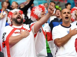 האוהדים האנגלים חוגגים (GETTY)