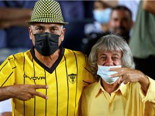 נומה יכול לחייך מתחת למסכה (אלן שיבר)