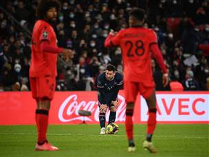 שחקני ניס מקיפים את מסי. המשחק בתמונה אחת (Getty)