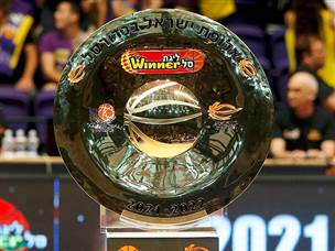 צלחת האליפות חיכתה למישהו שיניף אותה (צילום: אלן שיבר)