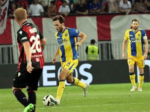 ואן אובריים. ספג דריכה וירד מהמשחק על אלונקה (מכבי ת"א, רשמי)