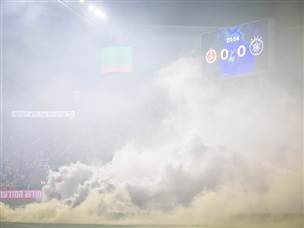 פתיחת המשחק עמדה בסימן עשן (צילום: אלן שיבר)