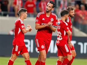 הבישול הראשון היה לקפטן איינבינדר (אלן שיבר)