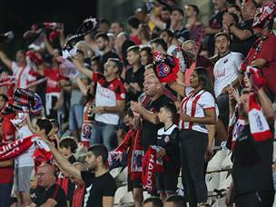 חלק מאוהדי הפועל חיפה נטשו את המגרש (לירון  מולדובן)