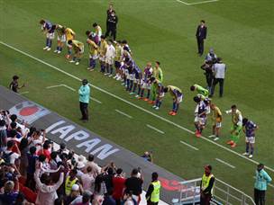 שחקני נבחרת יפן מודים לאוהדים אחרי ההפסד (Getty)