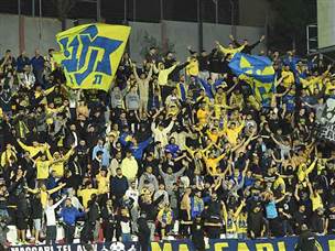 אוהדי מכבי ת"א יכולים לחגוג ניצחון שלישי ברציפות (ברני ארדוב)