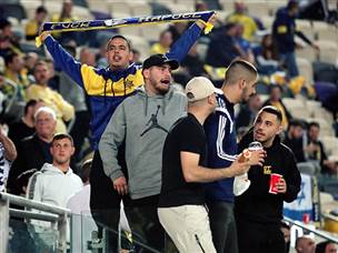 אוהדי מכבי ת"א עלו למשחק החשוב ביותר (צילום: אלן שיבר)