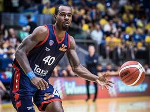 משחק טוב שלו. לואיס (אלן שיבר)