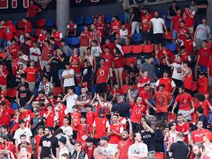 עם הקהל האדום מאחוריה (צילום: דני מרון)