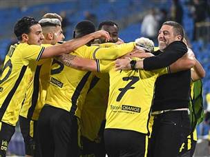קוז'וק חוגג עם השחקנים את השער הדרמטי (ברני ארדוב)