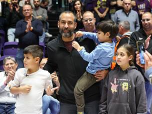 משפחת ברודץ` זכתה לכבוד לפני המשחק (לירון מולדובן)