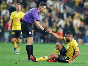 נתניה מסתכלת בדאגה כלפי מטה (צילום: אלן שיבר)