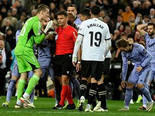 שחקני ריאל מסרבים לקבל את ההחלטה (Getty)