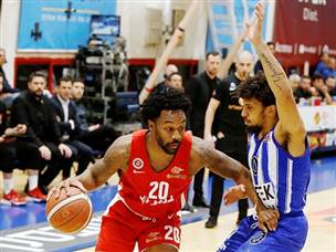 מעל כולם, בלט רנדולף עם 25 נקודות (צילום: אלן שיבר)