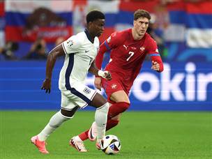 ואנגליה הצליחה לנצח רק בשיניים (getty)