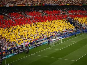 הקהל הגרמני דאג לתפאורה (Clive Mason/Getty Images)