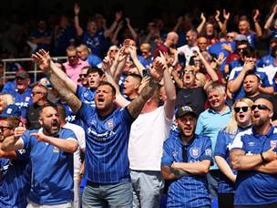 אוהדי איפסוויץ`. האווירה הנהדרת לא מנעה את ההפסד (Getty)