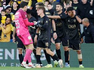 סילבה רץ כל הדרך לחגוג את השלישי (אלן שיבר)