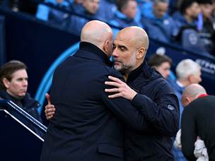 ארנה סלוט ופפ גווארדיולה. ההולנדי שוב יצא מנצח (GETTY)