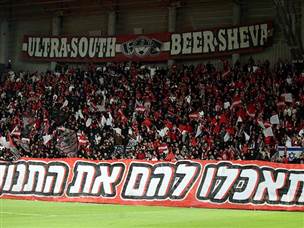 עם הקהל שלה שמילא את האצטדיון (צילום: אלן שיבר)