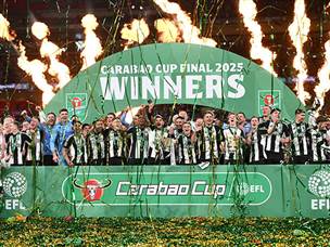 לראשונה: ניוקאסל זכתה בגביע הליגה (Getty)