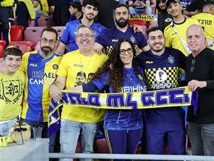 האוהדים מילאו כל פינה באצטדיון (צילום: אלן שיבר)