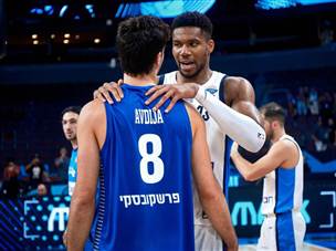 יאניס בא לנחם את דני (FIBA)