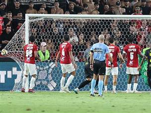 עם שער ניצחון בלתי נשכח (צילום: אלן שיבר)