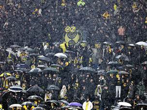 לעיני עשרות אלפי האוהדים שהגיעו גם במזג אוויר לא מזמין (אלן שיבר)