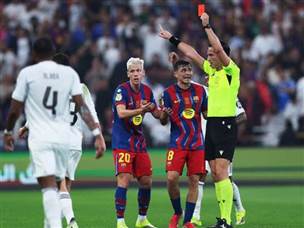 דה יונג ספג אדום ישיר בתוספת הזמן (GETTY)