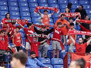 לעיני אלפים בודדים בהיכל (צילום: אלן שיבר)