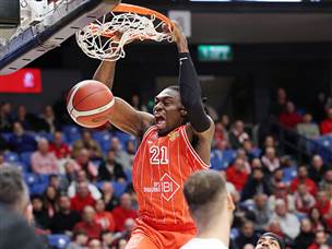 בדרך לעוד ניצחון קליל בבית (צילום: אלן שיבר)