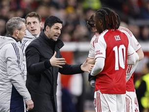 ארטטה. דווקא הוא ספג בנייח (Photo by Stuart MacFarlane/Arsenal FC via Getty Images)