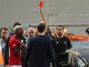 שאנדה סילבה עם כרטיס אדום מיותר מאוד מבחינתו (אודי ציטיאט)