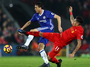 פירמינו מנסה להפריע למאטיץ'. שתי החמצות של הברזילאי (Getty)