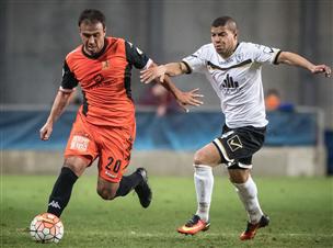 גלבאן מנסה להשתחרר מקלאודמיר. תוצאה מאכזבת לשתי הקבוצות (צילום: ספי מגריזו)