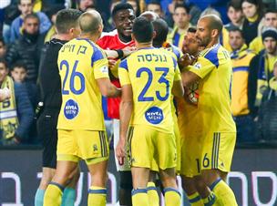 ג'ון אוגו היה חייב לקבל אדום (צילום: אלן שיבר)