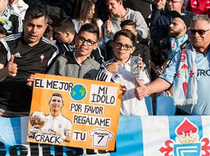 אחד מאוהדי סלטה ינסה להתנחם בחולצה של רונאלדו (getty)