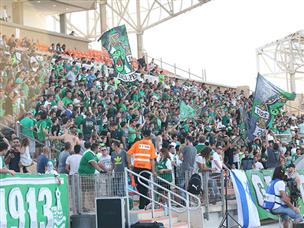 הניצחון יעזור למכירת המנויים? אוהדי חיפה בעכו (צילום: יוסי שקל)