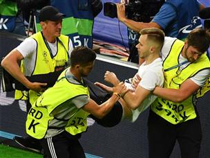 והיה גם אוהד שפרץ לכר הדשא (getty)