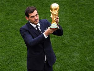 קסיאס הציג את הגביע (GETTY)