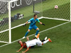 הפתיחה הייתה כולה של ספרד. ראמוס כפה על איגנשביץ' שער עצמי (getty)