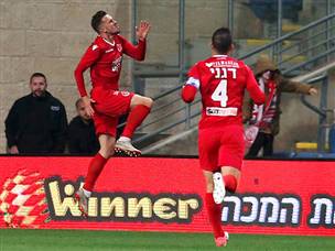 ואלסקיס עם שער בכורה באדום פתח את החגיגה לפני ההפסקה (אלן שיבר)