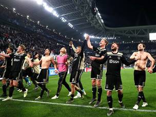 שחקני אייאקס חוגגים כל הדרך לחצי הגמר (Getty)