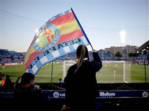 אוהדת חטאפה. רוצה הופעה היסטורית באלופות (Getty Images)