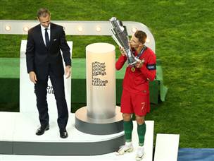 רונאלדו מניף את גביע האומות הראשון (Getty Images)