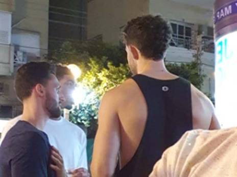 קלויארו וסנדי כהן. "לא פשוט לבחורים בשנות העשרים לחייהם לראות את כולם חוגגים"