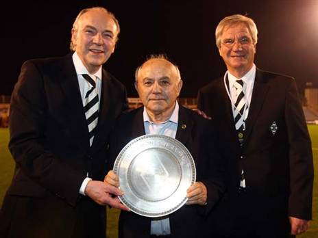 שפר ז"ל וראשי גלאדבך במשחק חגיגי שנערך בישראל ב-2008 (getty)